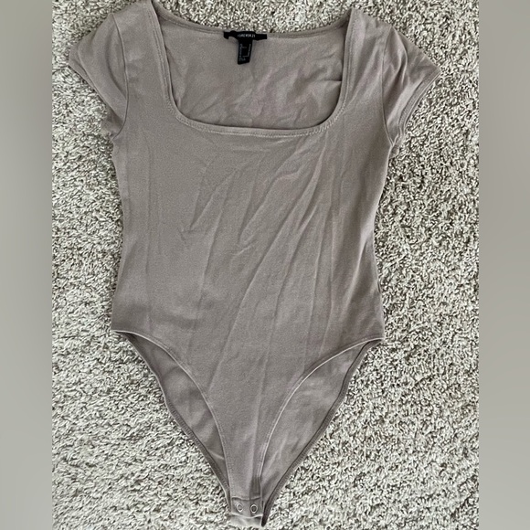 Forever 21 Fitted Tee Short Sleeve Bodysuit sz M Tan/Stone - Picture 1 of 4